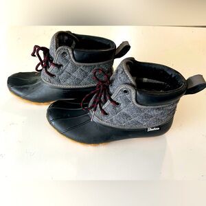 Skechers Women’s Pond Lil-Puddles, Black/Gray Duck Boots, Size 7.